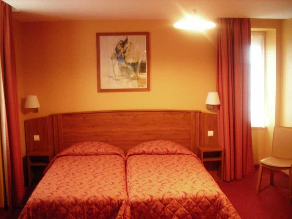 Logis Hotel De France Restaurant Grill Донфрон Экстерьер фото
