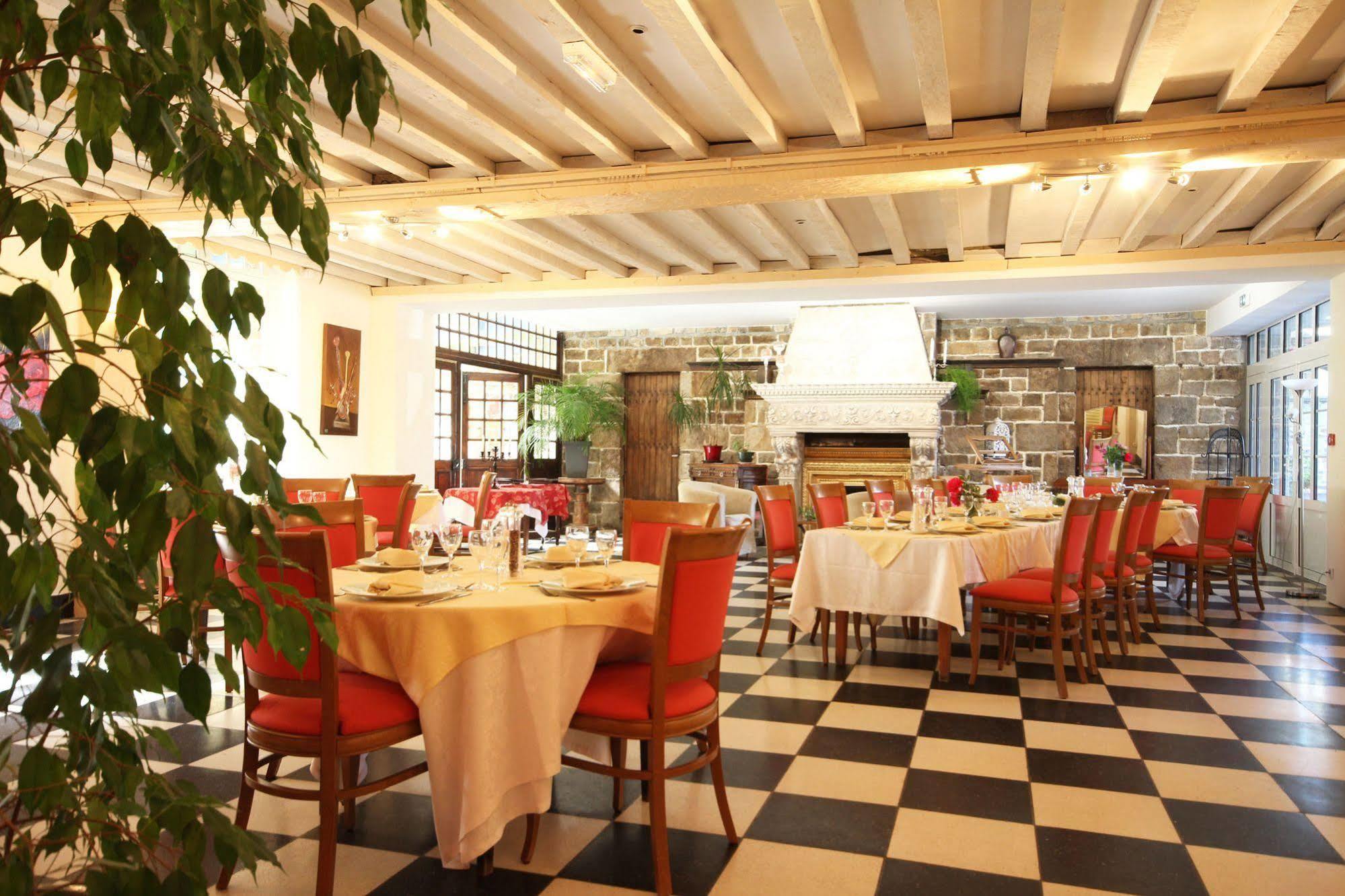 Logis Hotel De France Restaurant Grill Донфрон Экстерьер фото