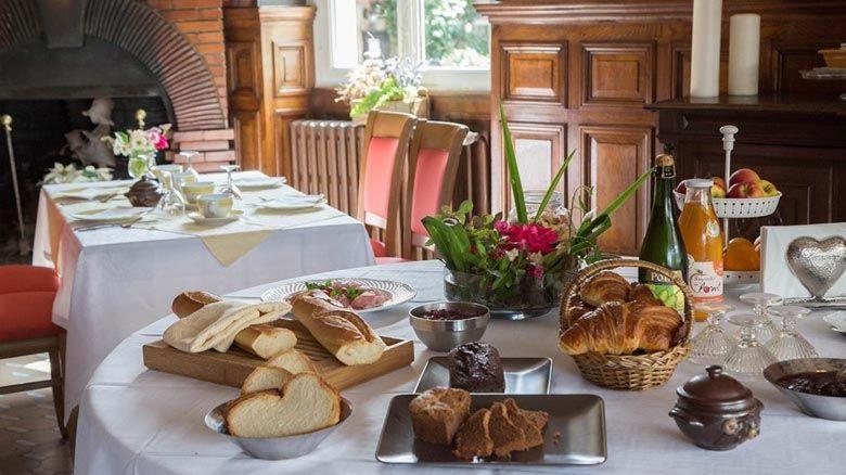 Logis Hotel De France Restaurant Grill Донфрон Экстерьер фото